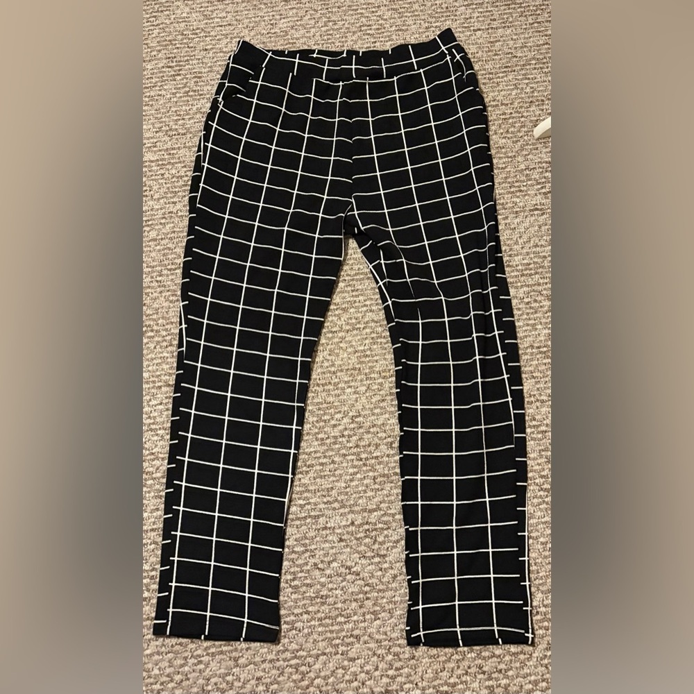 NWT- Women's Stretchy Pants with a Casual Black And White Checkered Pattern